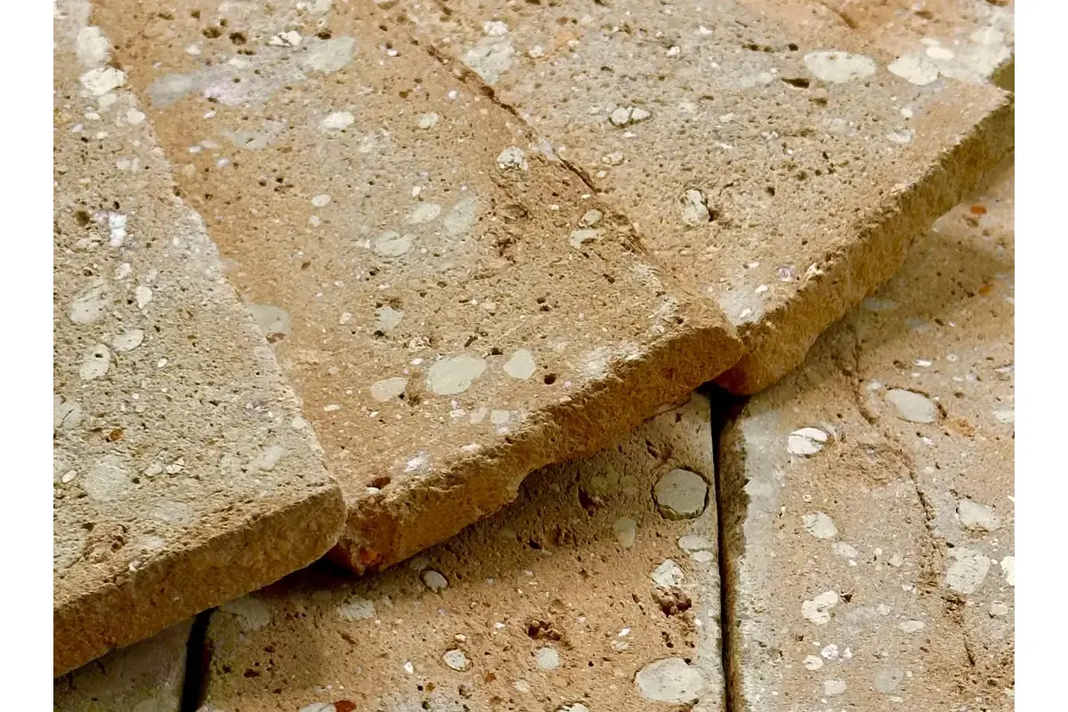 Tijolinho Eco Palha aplicado no teto de área gourmet