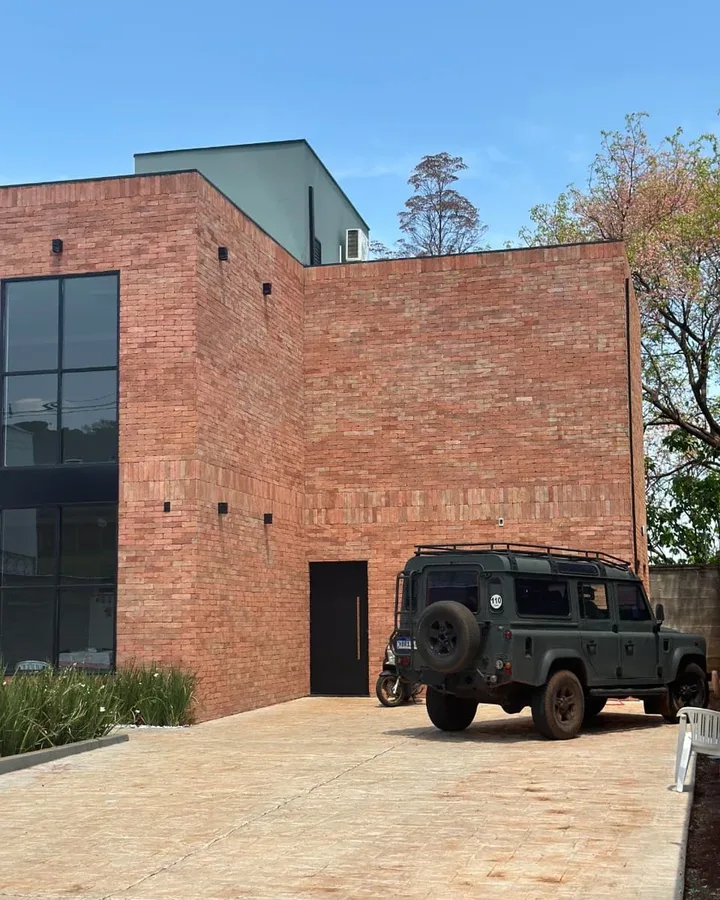 Fachada residencial revestida com Brick Rusticatto Rosso