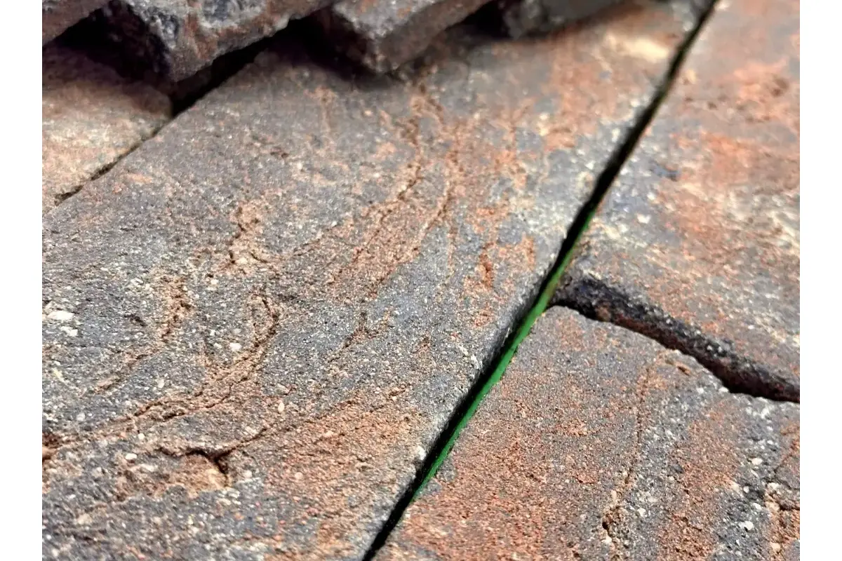 Textura escura de Brick Rusticatto Terra Negra — herança da estética brutalista