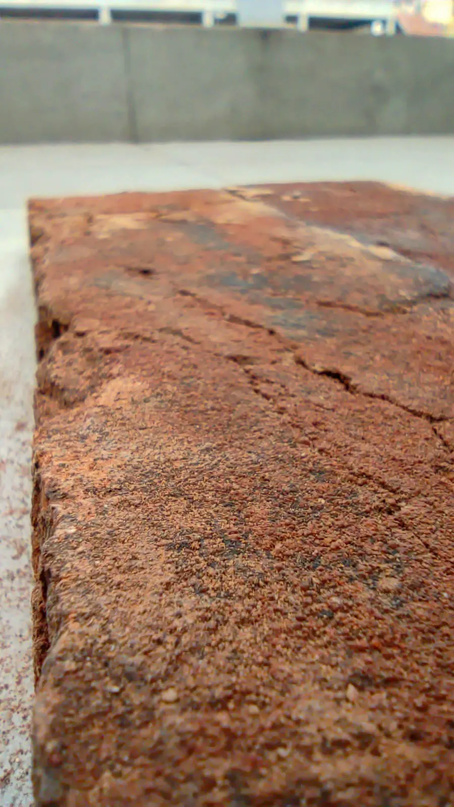 Textura artesanal do tijolo Brick em close, detalhe do acabamento batido à mão